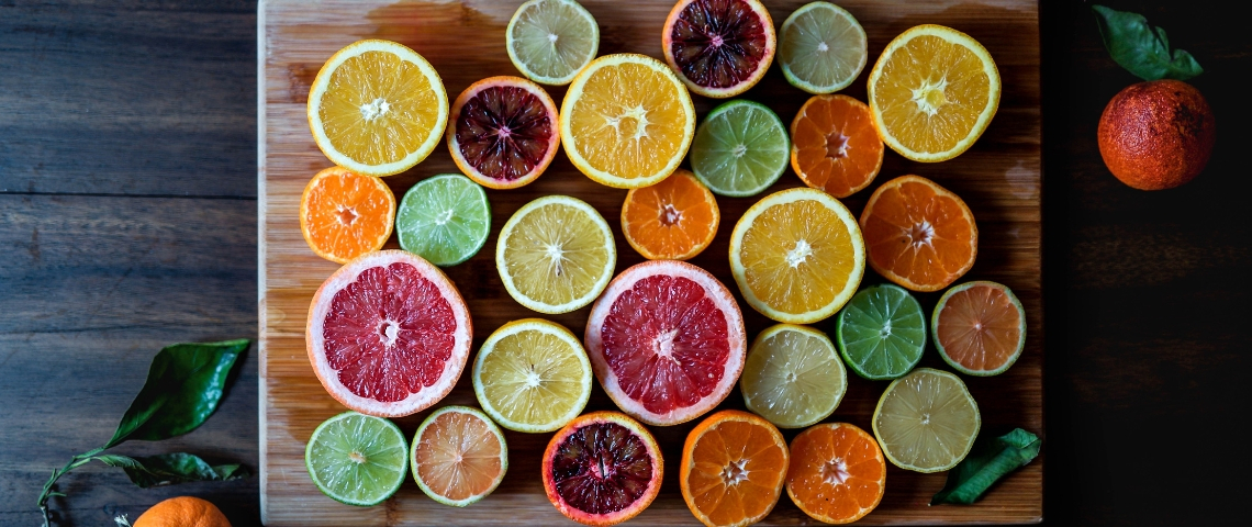 Comment la tech lutte contre le gaspillage alimentaire Agrumes variés et colorés