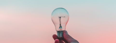 Les facilitateurs d'idées débloquent les réunions Une ampoule sur un fond dégradé