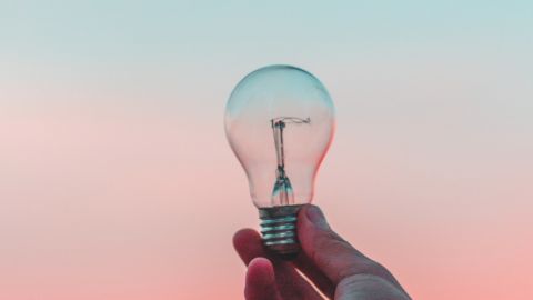 Une ampoule sur un fond dégradé