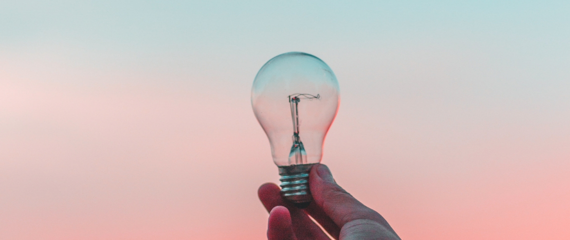 Les facilitateurs d'idées débloquent les réunions Une ampoule sur un fond dégradé