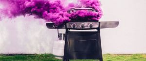 Barbecue avec de la fumée rose