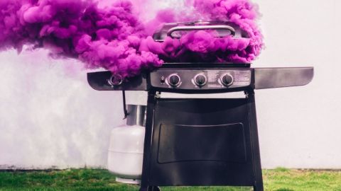 Barbecue avec de la fumée rose
