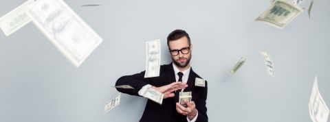 billeEt si vos achats étaient directement déduits de votre salaire ? s un homme en costume jette des billets de banque