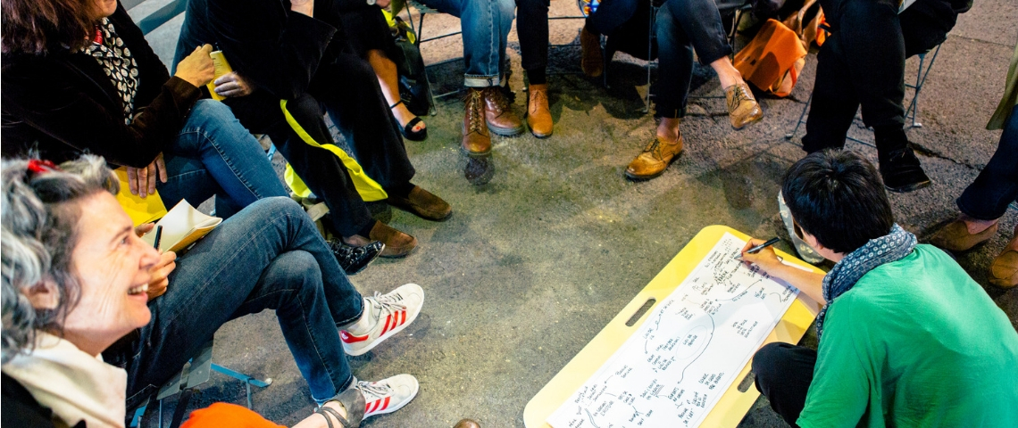 Des gens en train de participer à un brainstorming