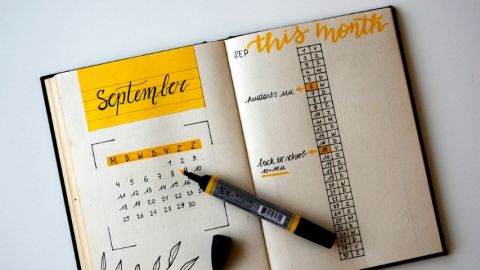 Exemple de bullet journal avec dessins jaunes
