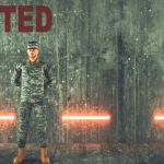 un soldat garde l'entrée d'un bunker