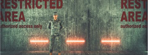 les bunker de fin du monde, une utopie pour les ultras-riches un soldat garde l'entrée d'un bunker