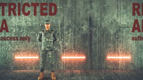 un soldat garde l'entrée d'un bunker