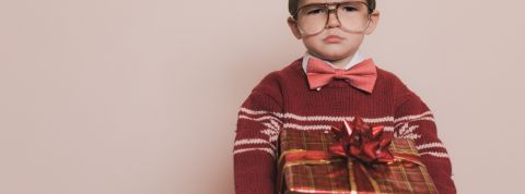 J'ai participé à tous les concours Instagram pendant deux semaines Un enfant qui tient un cadeau dans ses bras