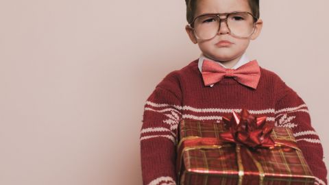 Un enfant qui tient un cadeau dans ses bras