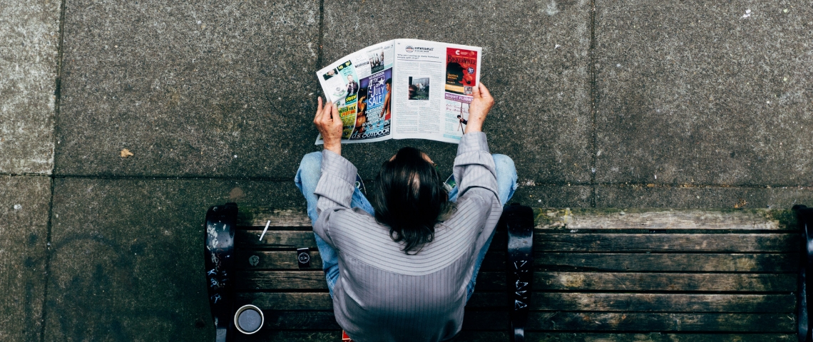 Monoprix arrête ses catalogues papier Un homme qui lit un magazine papier