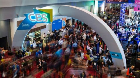 Un foule passe à l'entrée d'un salon