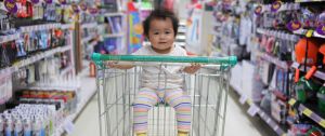 Une petite fille brune au milieu d'un supermarché