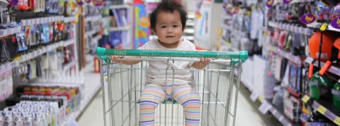 Une petite fille brune au milieu d'un supermarché