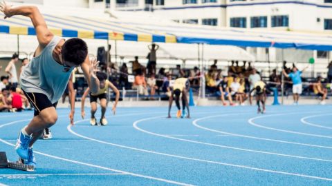 Un athlète chinois sur une piste de course
