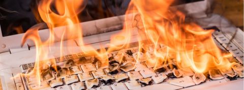 Modérer les pages Facebook des médias, un défi Un clavier qui brule