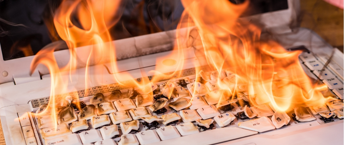 Modérer les pages Facebook des médias, un défi Un clavier qui brule