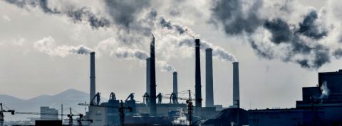 Des cheminées polluantes issues d'une usine chimique