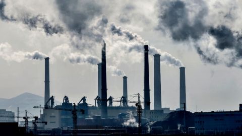 Des cheminées polluantes issues d'une usine chimique