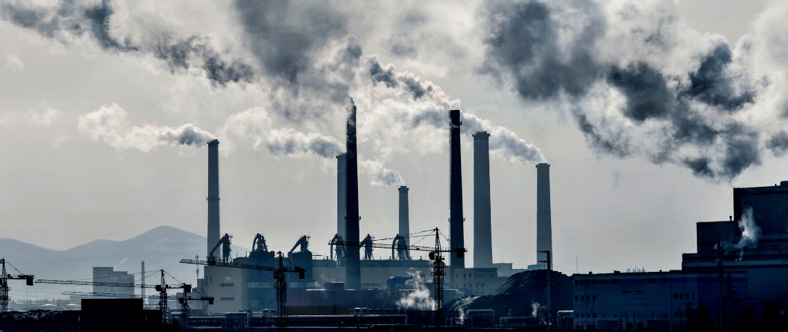 Des cheminées polluantes issues d'une usine chimique