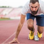 Un homme au départ d'une course sur une piste d'athlétisme