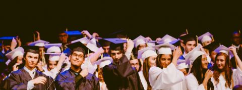 Comment fonctionne Parcoursup ? De jeunes diplômés en tenue traditionnelle