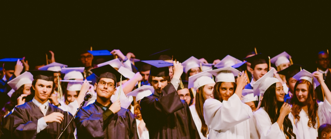 Comment fonctionne Parcoursup ? De jeunes diplômés en tenue traditionnelle