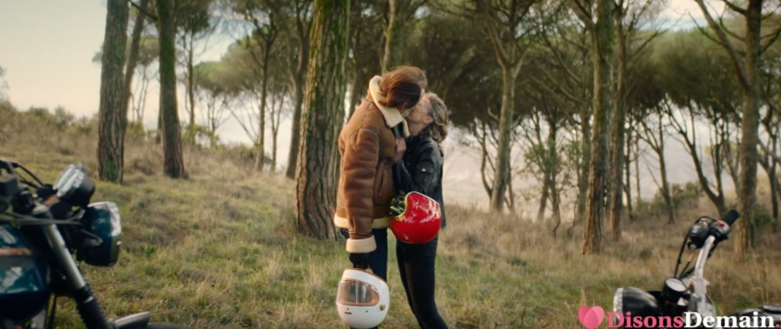 La nouvelle publicité DisonsDemain Un homme et une femme qui s'embrassent