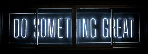 Il est temps de passer à l'action pour les entreprises Un néon avec inscrit - Do something great -