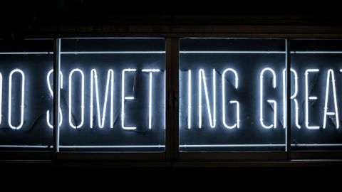 Un néon avec inscrit  - Do something great - 