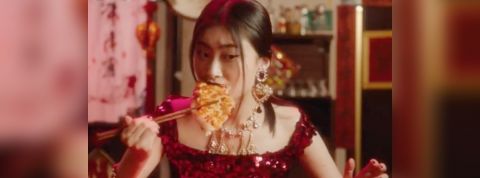 Dolce & Gabbana et d'autres entreprises se sont retrouvées en plein bad buzz Une femme chinoise en train de manger une pizza avec des baguettes