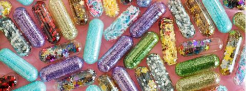 Des drogues bio sur le darknet ? des pillules pleine de paillettes sur un fond rose