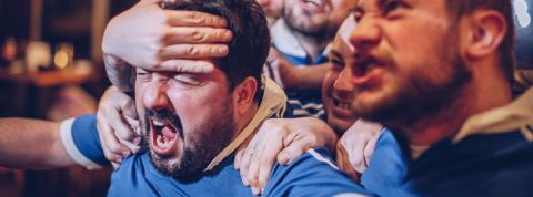 entreprendre amis facher des amis s'amusent lors d'un match de football