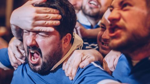 entreprendre amis facher des amis s'amusent lors d'un match de football