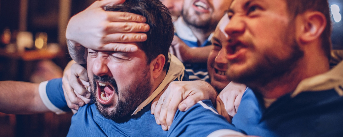 entreprendre amis facher des amis s'amusent lors d'un match de football