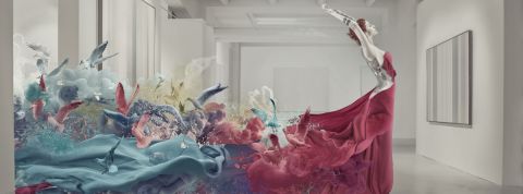 On peut enfin donner vie aux tableaux ! une muse à robe multicolore dans un musée