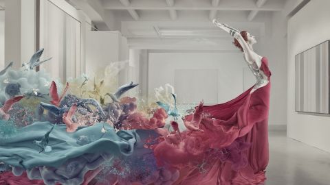 une muse à robe multicolore dans un musée