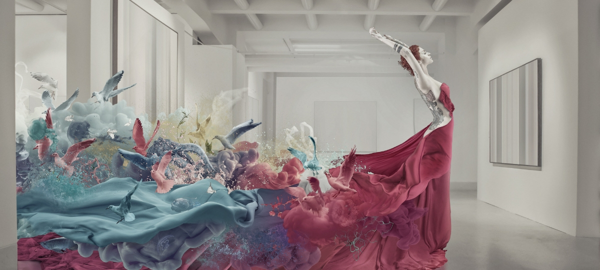 On peut enfin donner vie aux tableaux ! une muse à robe multicolore dans un musée