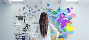 femme devant un mur avec des tags