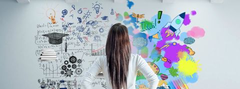 femmes intelligence artificielle femme devant un mur avec des tags