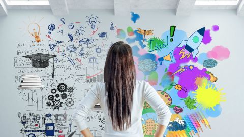 femme devant un mur avec des tags