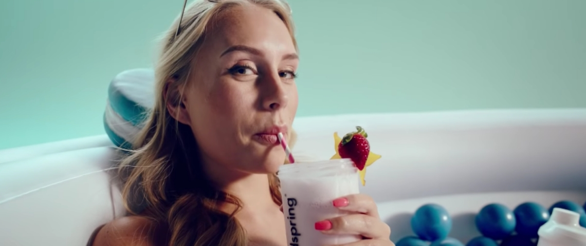 Foodpsring mise sur les bonnes résolutions Une femme qui boit un smoothie dans sa baignoire