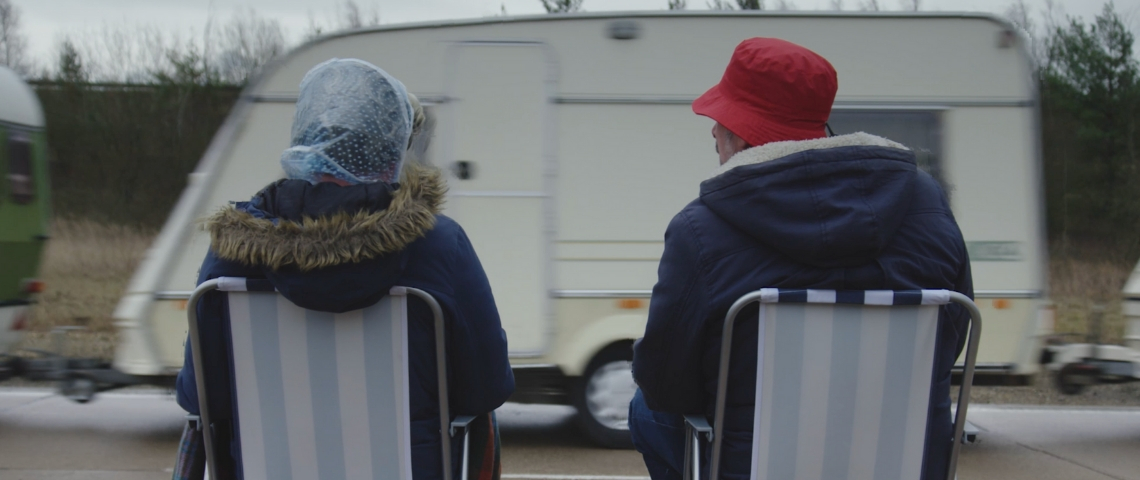 La nouvelle publicité Ford Deux personnes qui regardent une caravane passer