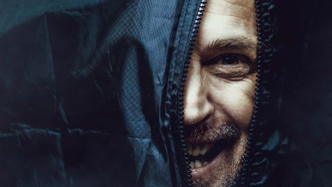 un cadavre sourit dans une housse mortuaire