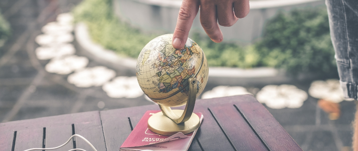 Comment adapter ses contenus graphiques à l'international ? Un petit globe avec un doigt