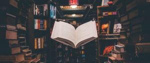 livre qui lévite dans une bibliothèque