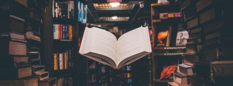 good book livre qui lévite dans une bibliothèque