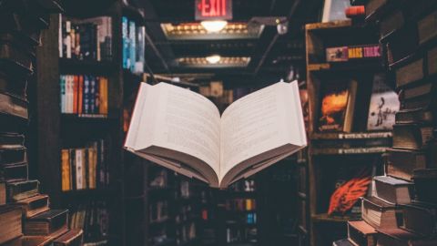 livre qui lévite dans une bibliothèque