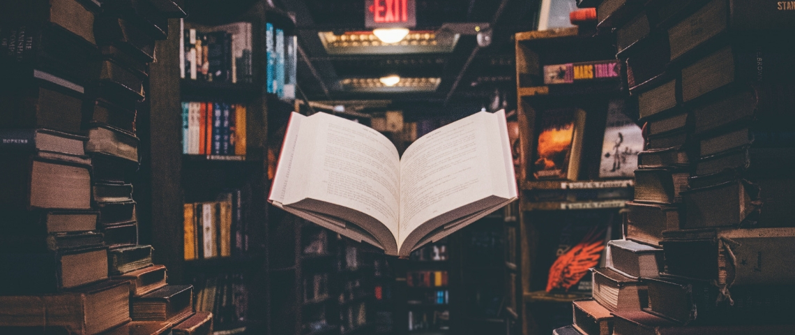 good book livre qui lévite dans une bibliothèque