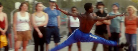 Hip-hop VS Mozart : ce battle de danse « made in Barbès »  un danseur de rue noir